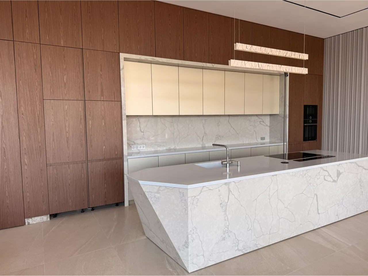 Кухня-столовая с мраморным островом — фото 4