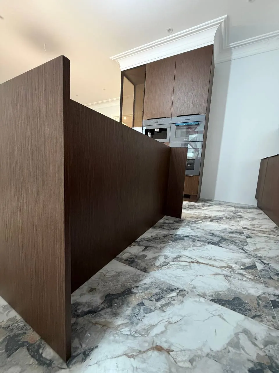 Кухня с островом с фасадами шпона ореха и витринами — фото 5