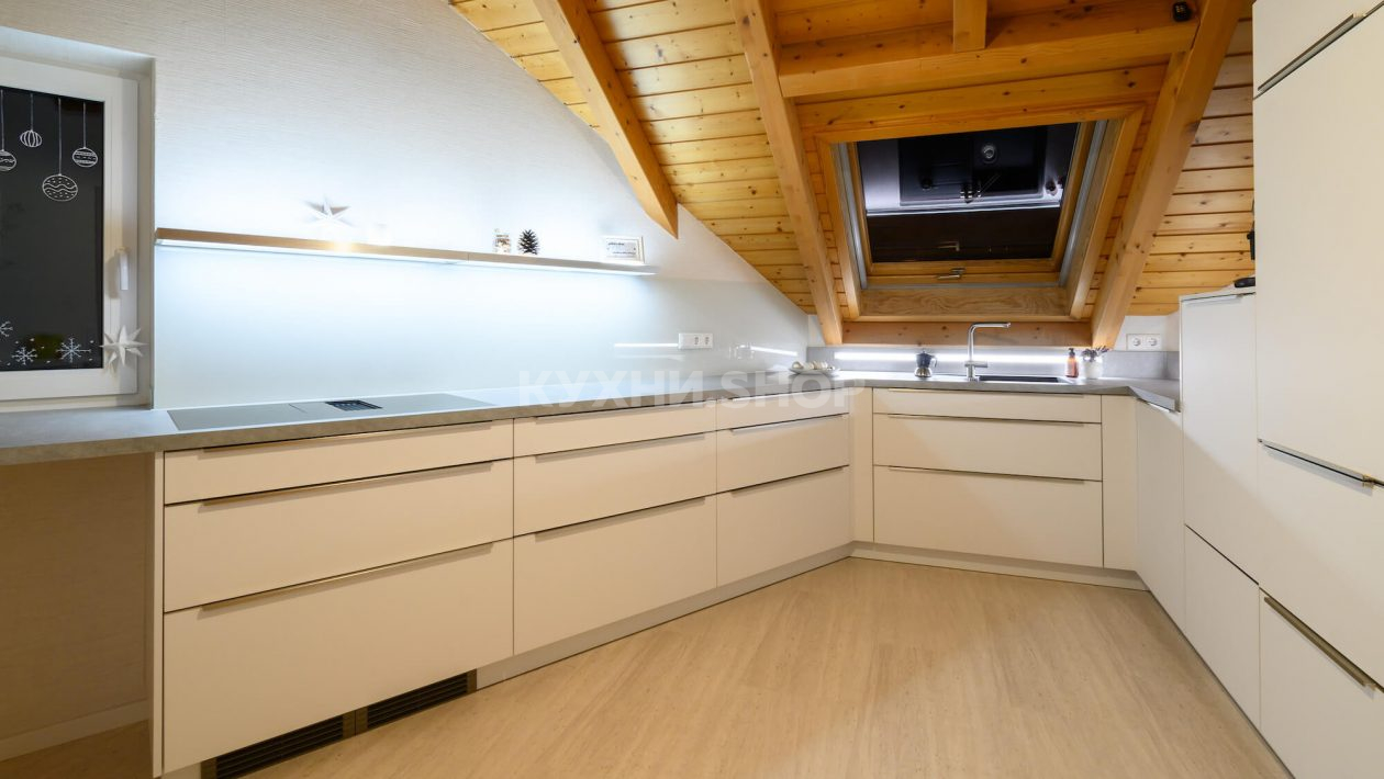 Nobilia-moderne-U-Form-Kueche-weiss-in-Dachschraege (1)